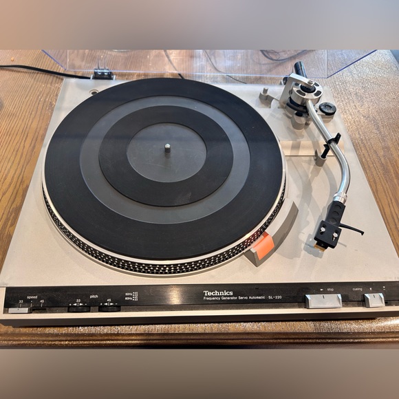 Vintage Technics SL-220 Belt Drive Semi Automatic Turntable Record Player
